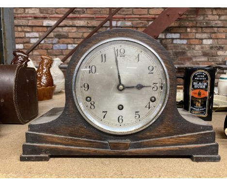 A VINTAGE MAHOGANY CASED MANTLE CLOCK WITH KEY AND PENDULUM - GLASS A/F 