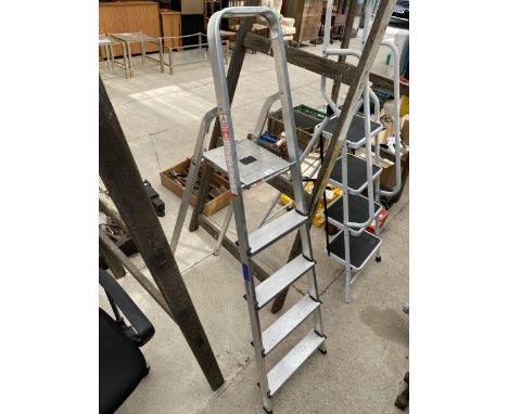 A FOUR RUNG ALUMINIUM STEP LADDER 