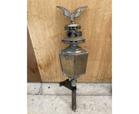 A VINTAGE BRASS COACH LAMP WITH EAGLE DETAIL TO THE TOP 