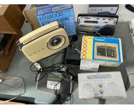 AN ASSORTMENT OF ELECTRICALS TO INCLUDE A RETRO BUSH RADIO, A SONY RADIO ALARM CLOCK AND FURTHER RETRO RADIOS ETC 