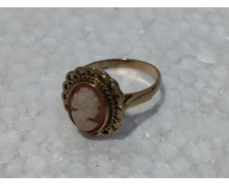 A 9CT GOLD CAMEO RING 