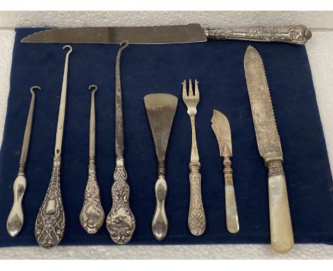 A COLLECTION OF HALLMARKED SILVER HANDLED ITEMS TO INCLUDE BUTTON HOOKS, SHOE HORN, KNIFE, ETC 