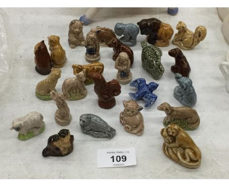 A COLLECTION OF ANIMAL WADE WHIMSIES ( APPROX 27 ) 