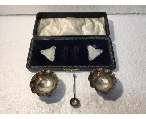 BOXED VINTAGE SILVER BIRMINGHAM HALLMARKED FOOTED SALTS AND A SPOON WEIGHT 24 GRAMS 