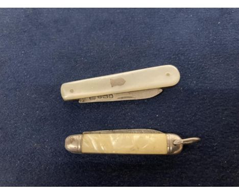 A HALLMARKED SILVER FRUIT KNIFE ALONG WITH A VINTAGE BONE HANDLED PENKNIFE 