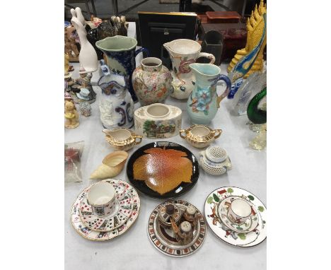 A QUANTITY OF CERAMICS TO INCLUDE A POOLE POTTERY 'LEAF' PLATE, A ROYAL WORCESTER BLUSH IVORY SHELL G716, TRIOS, JUGS, VASES,