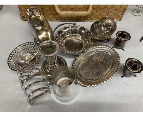 A QUANTITY OF SILVER PLATED ITEMS TO INCLUDE A CRUET SET, TOAST RACK, CANDLESTICK, PIERCED WORK BASKET, SCOOPS, ETC 