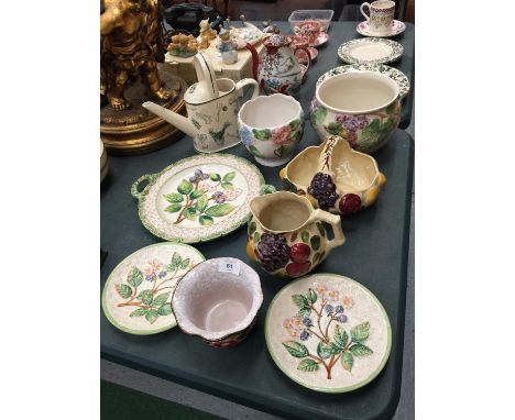 A QUANTITY OF FLORAL CERAMICS TO INCLUDE ITALIAN PLANTERS, PLATES, A CERAMIC WATERING CAN, ETC 