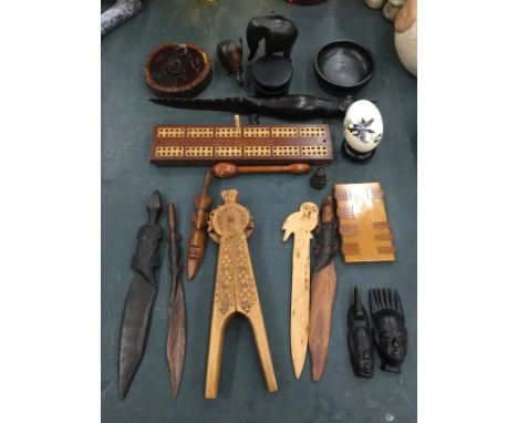 A QUANTITY OF TREEN ITEMS TO INCLUDE NUTCRACKERS, A CRIBBAGE BOARD, LETTER OPENERS, ETC 