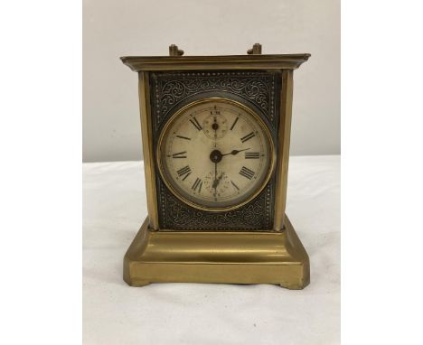 A BRASS CARRIAGE CLOCK WITH FILIGREE DESIGN TO THE FRONT, ROMAN NUMERALS AND GLASS SIDE PANELS HEIGHT 15CM 