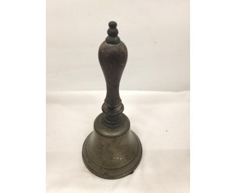 A VINTAGE WOODEN HANDLED BRASS BELL HEIGHT 23CM 