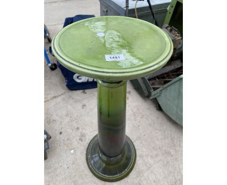 A VIVID GREEN CERAMIC JARDINAIRE STAND 