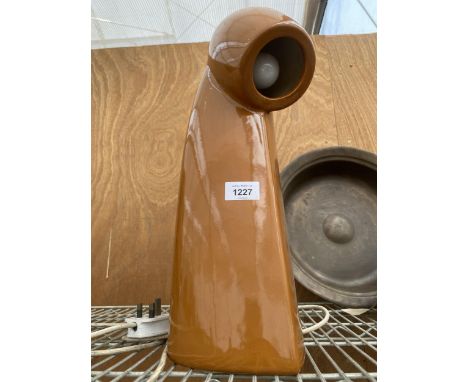 A RETRO CERAMIC DESK LAMP 