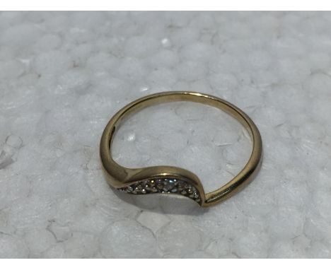 A 9CT GOLD RING WITH DIAMOND 