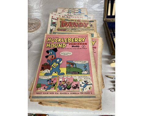 A QUANTITY OF VINTAGE COMICS TO INCLUDE HUCKLEBERRY HOUND AND YOGI BEAR, DANDY, THE MAIL CARTOONS, ETC 