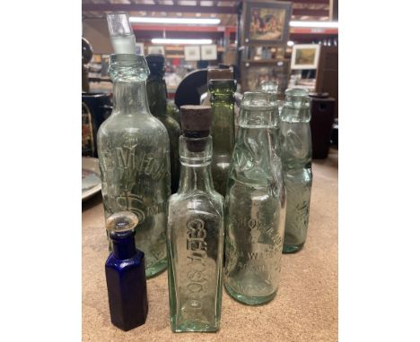 A COLLECTION OF VINTAGE BOTTLES TO INCLUDE GREEN AND CLEAR MOST WITH MANUFACTURERS NAMES 