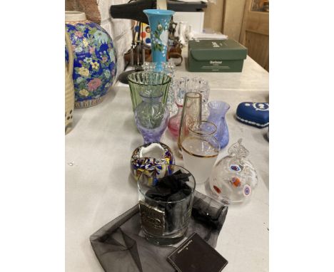 A QUANTITY OF COLOURED ART GLASS TO INCLUDE CAITNESS STYLE VASES, A VINTAGE TURQUOISE VASE WITH A HANDPAINTED FLOWERS, ETC 