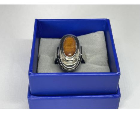 A SILVER AND AMBER OVAL RING IN A PRESENTATION BOX 