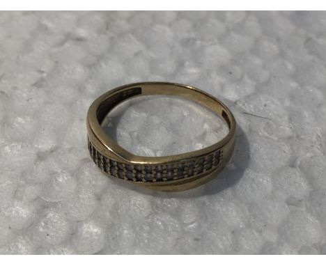 A 9CT GOLD RING WITH CUBIC ZIRCONIA STONES 