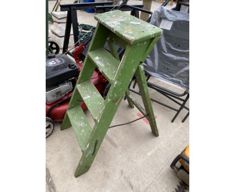 A VINTAGE THREE RUNG WOODEN STEP LADDER 