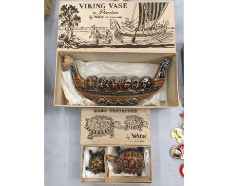 A VINTAGE WADE 'VIKING VASE' AND BABY TORTOISES BOTH IN ORIGINAL BOXES 