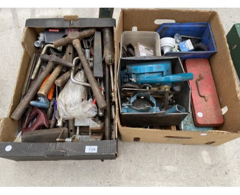 AN ASSORTMENT OF TOOLS TO INCLUDE HAMMERS, FILES AND A VICE ETC 