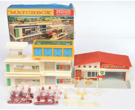 Matchbox group of Buildings &amp; Accessories to include MG1 Matchbox BP Service Station (missing printed card forecourt, box