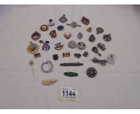 A mixed lot of vintage badges and brooches.