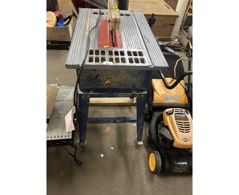 A circular saw bench