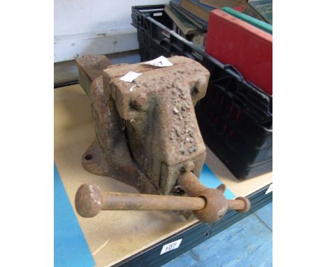 LARGE VINTAGE BENCH VICE