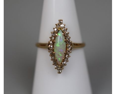 18ct gold opal and diamond set ring - Size N«