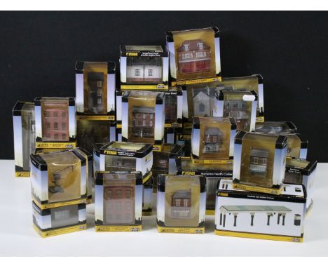 30 Boxed Graham Farish Scenecraft N gauge trackside buildings to include 376-753 Station Masters House, 42-086 Ash Plant, 42-