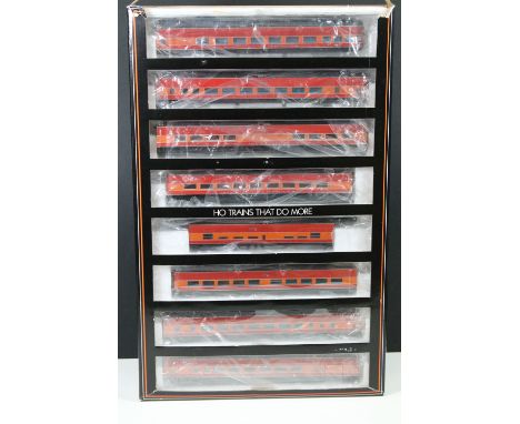 Boxed MTH Electric Trains HO gauge 80-60007 Southern Pacific Lines 8 Car Passenger Set, complete with outer box, inner box mi