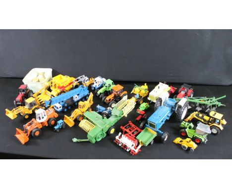 Collection of diecast &amp; plastic farming models to include Britains, Siku etc featuring many tractors