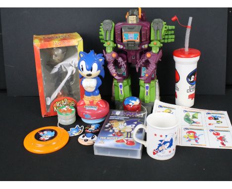 Collection of toys to include a quantity of Sonic related items featuring Sonic &amp; Knuckles cup, Matey Bubble Bath Sonic, 