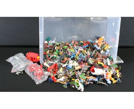 Collection of plastic figures to include Britains, Britains Deetail, Timpo Toys, etc featuring Cowboys and Indians, knights, 
