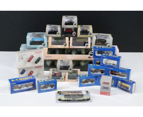 32 Boxed / cased N gauge diecast / plastic models to include 7 x Oxford Omnibus (featuring 2 x 5 model sets), 5 x Oxford Agri