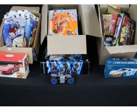 Group of mixed toys to include boxed contemporary Meccano featuring Radio Controlled Construction Set, boxed Scalextric 639 P