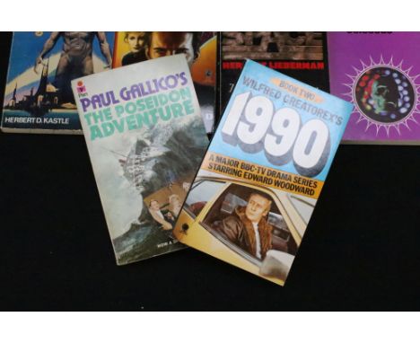 Books – Around 125 vintage fantasy &amp; Sci-Fi paperback books to include Naked to the Stars, Masters of Everon, The Woman w