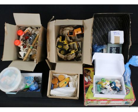 Collection of mixed toys and games to include boxed battery operated Musical Build-A-Tune, Telitoy Danger Mouse figures, sign
