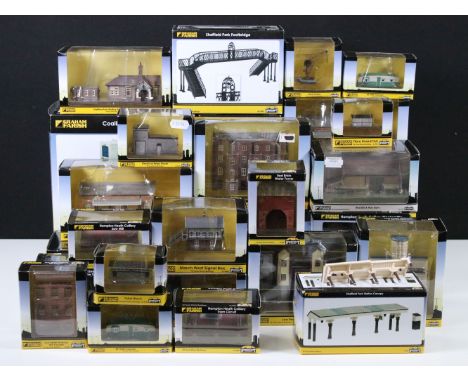 30 Boxed Graham Farish Scenecraft N gauge trackside buildings to include 42-070 Coaling Tower, 42-204 Low Relief Bonded Wareh