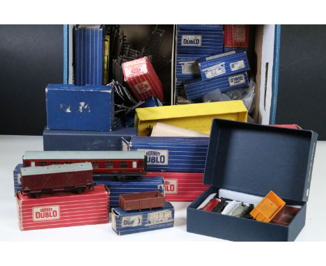 Collection of Hornby Dublo model railway to include 28 x boxed items of rolling stock, 8 x unboxed items of rolling stock, 0-