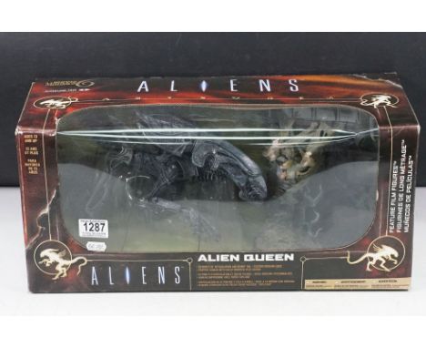 Boxed McFarlane Toys Movie Maniacs Aliens Alien Queen action figure set, contents sealed and ex, box vg overall with some lig