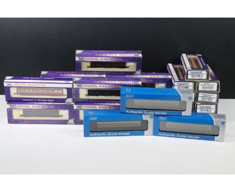 21 Boxed / cased Dapol N gauge items of rolling stock to include 2P-014-040 Maunsell High Window CK 5635 lined olive green, N