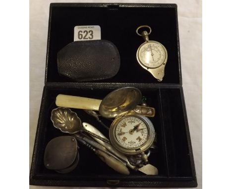 SMALL JEWELLERY BOX CONTAINING W.D MARKED 1917 COMPASS, A MAP READER AND OTHER BRIC-A-BRAC