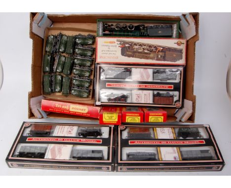 Tray of 00 gauge items including 3 Dapol wagon packs (G-BG), 15 Mainline 'Crosfield' tank wagons, Triang Evening Star engine 