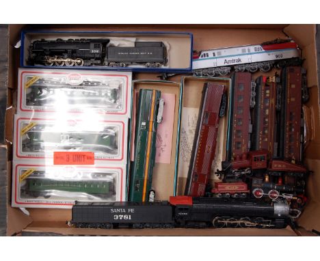 Tray containing mixed makes H0 American outline items including 'Santa Fe' 4-8-4 engine and tender, 4 Pennsylvania passenger 