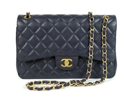 A Chanel maxi navy blue caviar leather handbag. Circa 2015, with gold-tone hardware, 19.5 x 30cm, with Chanel dust bag.
Estim