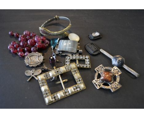 An Expanding Bangle in the form of two snake heads, together with a collection of other jewellery to include a silver brooch 