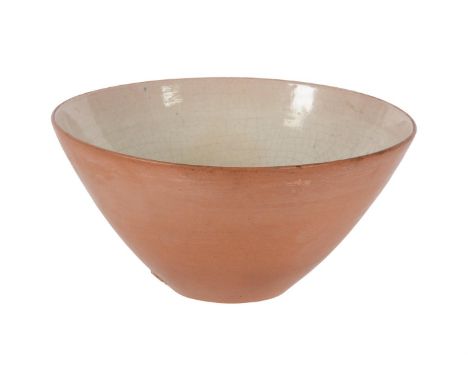 λ DAME LUCIE RIE (British, Austrian 1902-1995), AN EARTHENWARE BOWLCIRCA 1946 the interior with crackled creamy white glaze, 